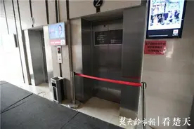 电梯上行途中突然出现下坠，乘客早高峰遭遇惊魂一刻图片
