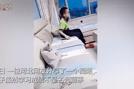 暖心！男孩故意穿同桌破校服让妈妈缝，网友：心地善良的好孩子图片