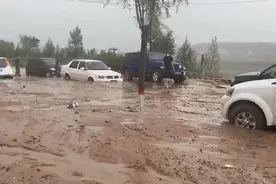 陕西榆林局地突降大雨 部分车辆被困图片