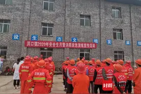 四川通江洪口镇一林场发现“火情”全镇应急救援紧急“扑火”图片