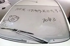 大快人心！10辆“僵尸车”占道，交警：拖走！图片