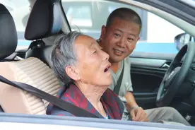 《带妈妈跑滴滴 他险遭投诉后被赞》后续｜孝心胡师傅获“榜样”称号 滴滴奖励2000元现金图片
