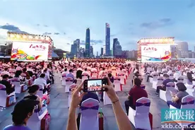 广州塔下奏华章：“广州欢迎您”图片