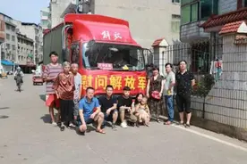 抚州军嫂和九旬爷爷与家人捐上一卡车物资开往抗洪一线图片