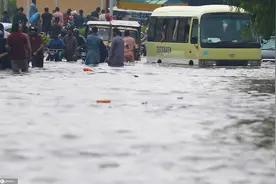 巴基斯坦暴雨 车辆“泡澡”遭水淹图片