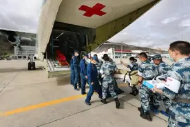 空军首次使用医疗救护飞机完成伤病员空运后送任务图片