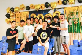 建平西校这位“每天晚上10点前必定睡觉”的男生，怎样获得上中的青睐｜中考生出分②图片