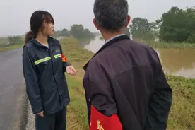齐心协力奋战在抗洪一线，他们是夫妻、兄弟、父子图片