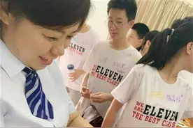 初三最后一节课，华一寄宿学校老师给每个学生戴上幸运手链图片