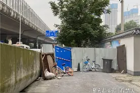汉阳一非机动车道被挡板封堵，城管部门将协调拆除图片