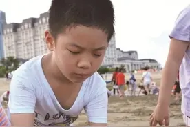 挖花蛤乐开怀 厦门市民享受着赶海的乐趣图片