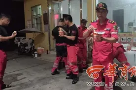 陕西曙光救援队28名队员抵达安徽抗洪 携帯救援艇7艘图片