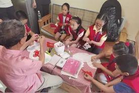 守护非遗：每天撕纸10小时，一张纸在他手中撕出万千变化图片
