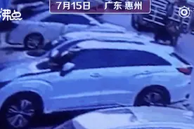 女孩被追砍狂喊救命，快递小哥挺身挡刀！一个细节让人感动图片