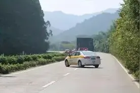 男子开车闯进考试练车路段，为超两教练车，一脚油竟撞了上去图片