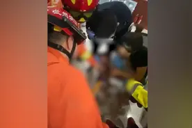 6岁女童玩伞戳进喉咙，妈妈吓得发抖视频封面