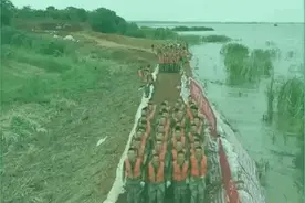 蹦蹦蹦……抗洪大堤上这一幕幕让人意想不到图片