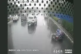 送餐女骑手雨天滑倒被压车下起不了身，公交司机停车伸出援手图片