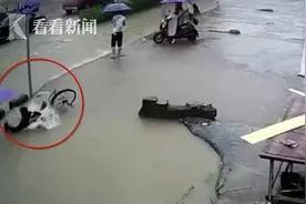 女子连车带人跌入水坑 好心大哥一个动作暖哭了图片