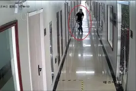 杭州一年轻姑娘惊慌跑出厕所：“快！帮我看监控，有人偷拍！”图片