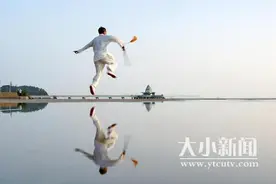 太极剑爱好者“起舞弄清影”图片