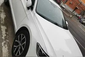 雨天忘记关闭车窗，朝阳交警脱下雨衣的动作感动车主图片