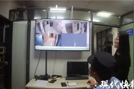外卖员深夜尾随女子进小区，强行搂抱猥亵图片