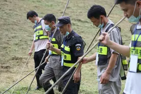 和洪峰赛跑，武汉巡堤员24小时值守，口味王支援堤防一线图片