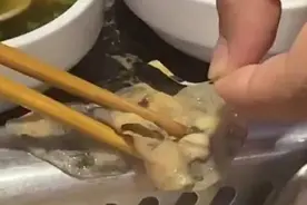 海底捞回应塑料乌鸡卷事件：系生产时产品标签掉落图片