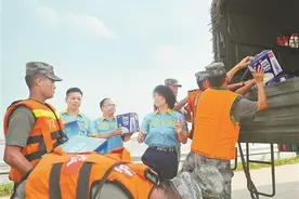 洪峰中的中石油油库码头图片