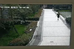 9岁男孩18楼扔下自行车险砸中行人 母亲陪同道歉图片