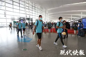 江苏苏宁“兵发”大连，备战中超新赛季图片