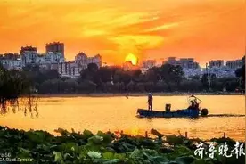 夕阳无限好，晚霞醉明湖图片