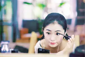 陕西姑娘9岁时意外失去双臂 打拼多年现在做直播粉丝数百万图片