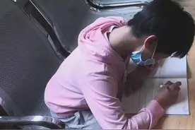 脑瘫少女治疗间隙画面：你努力学习的样子真美图片