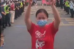 ​中考最“潮”妈妈，穿定制T恤举明星海报为女儿加油图片