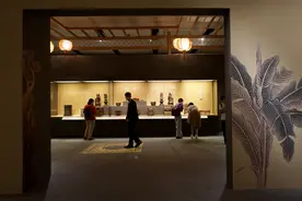 潮州木雕展：怎样在一块木头上雕刻百余人物？图片