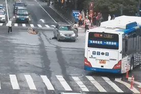 场面太感动！姑娘被压车底，一大群外卖小哥蜂拥而上，抬车救人图片