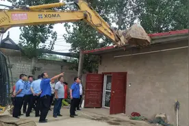 杞县木板乡集中拆除违章建筑 加快004乡道改造图片