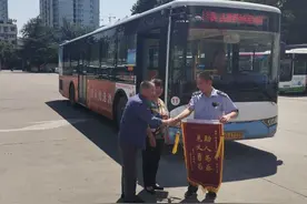 小偷行窃后跳窗逃走 公交司机紧随其后追回图片