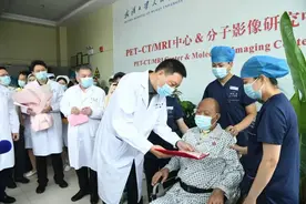 一度被认为“救不过来”的他为啥能第一个出院？专访救治医生陈静瑜图片