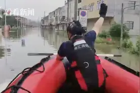 70岁奶奶获救使劲往消防员救生衣里塞钱图片