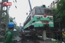 重庆一学院引入在用铁道机车用于实训教学视频封面