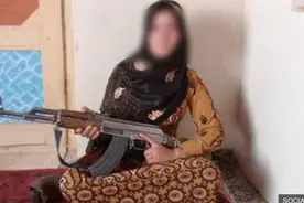 阿富汗少女用AK-47击毙两名塔利班武装分子图片