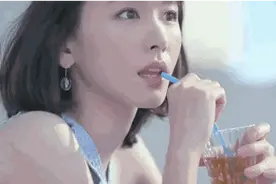 日本人用酒洗脸，60岁还没有皱纹，黑头粉刺全消失，整张脸白皙光滑，细腻弹润图片