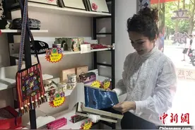 新疆姐姐与“老家孩子”在“扶贫小屋”的故事图片