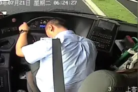 公交司机忍痛停稳车，乘客帮送医垫医药费视频封面
