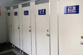 太尴尬！男女公厕设在一间屋子里，这样“方便”能方便？图片