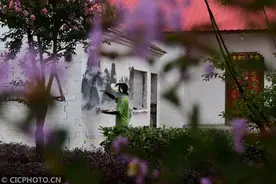 江苏金湖：大学生墙绘美丽乡村图片