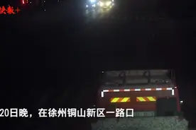 轿车闯黄灯，撞飞摩托车图片
